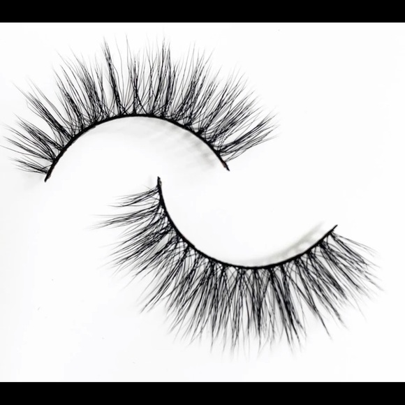LASHAHOLIC KISS ME SILK LUXURY LASHES BNIB - Picture 2 of 4